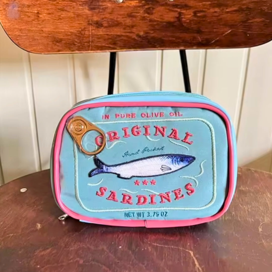 "Sardine Chic" – La Bolsa de Viaje Más Divertida y Original 🐟✨  (Azul)